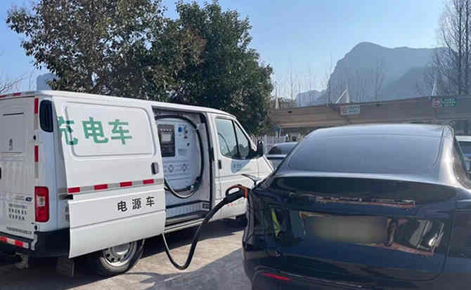 玉龙汽车搭电